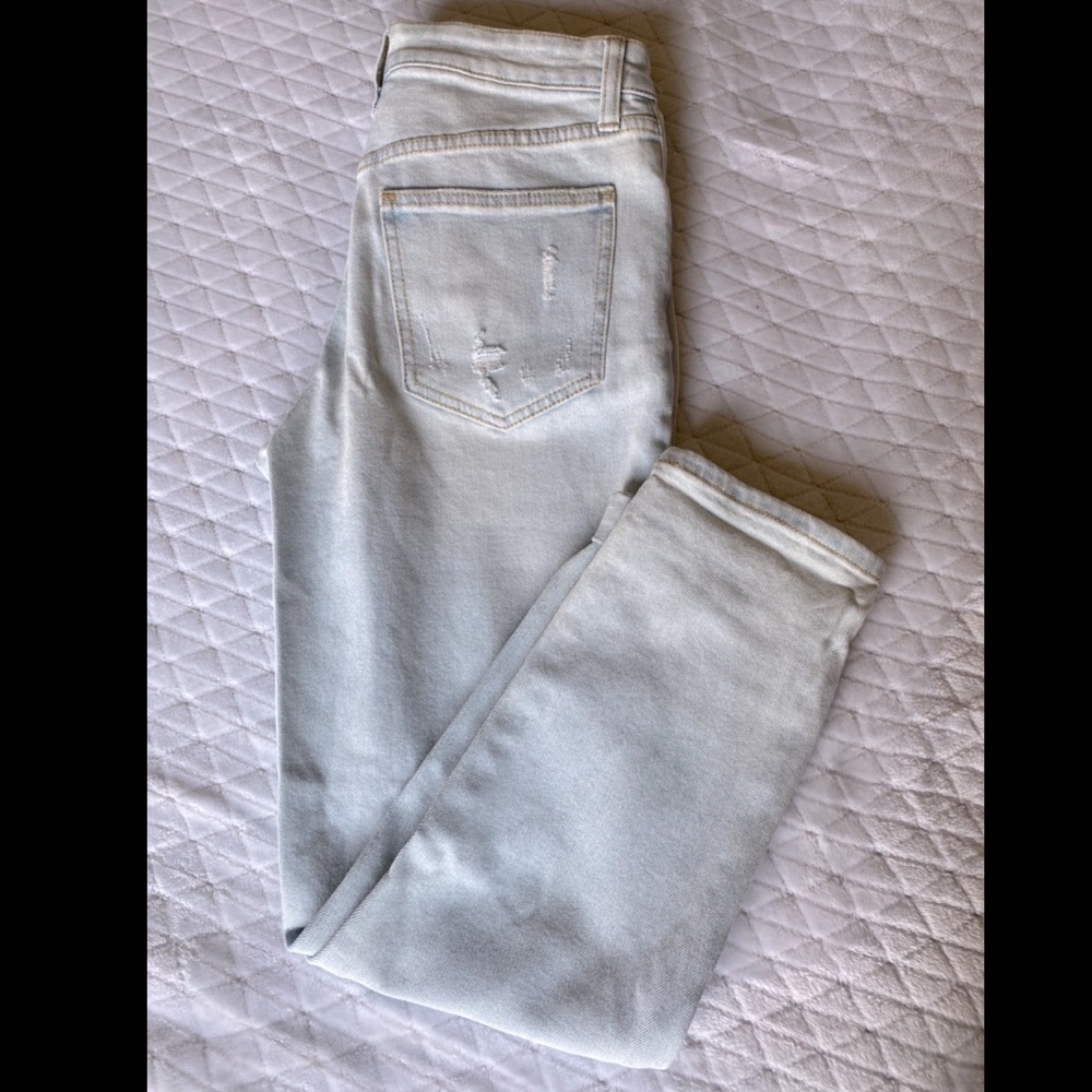 High Rise, light wash, torn jeans size 5 new w/o tag(fits like a 10)